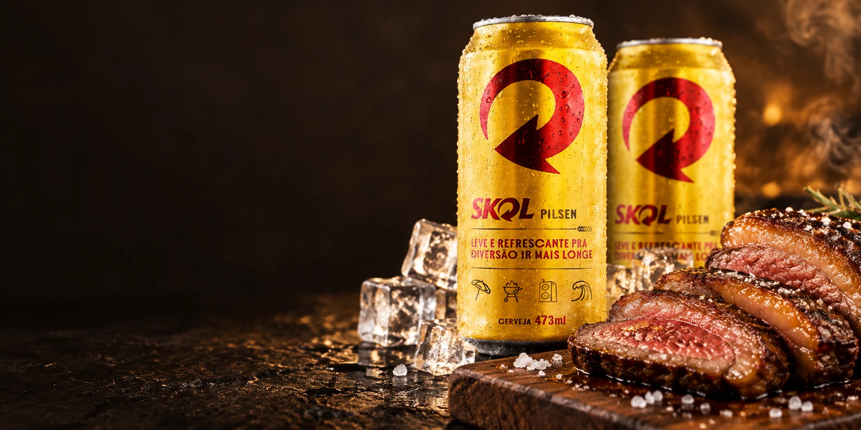 Skol gelada com gotas, gelo e picanha na tábua