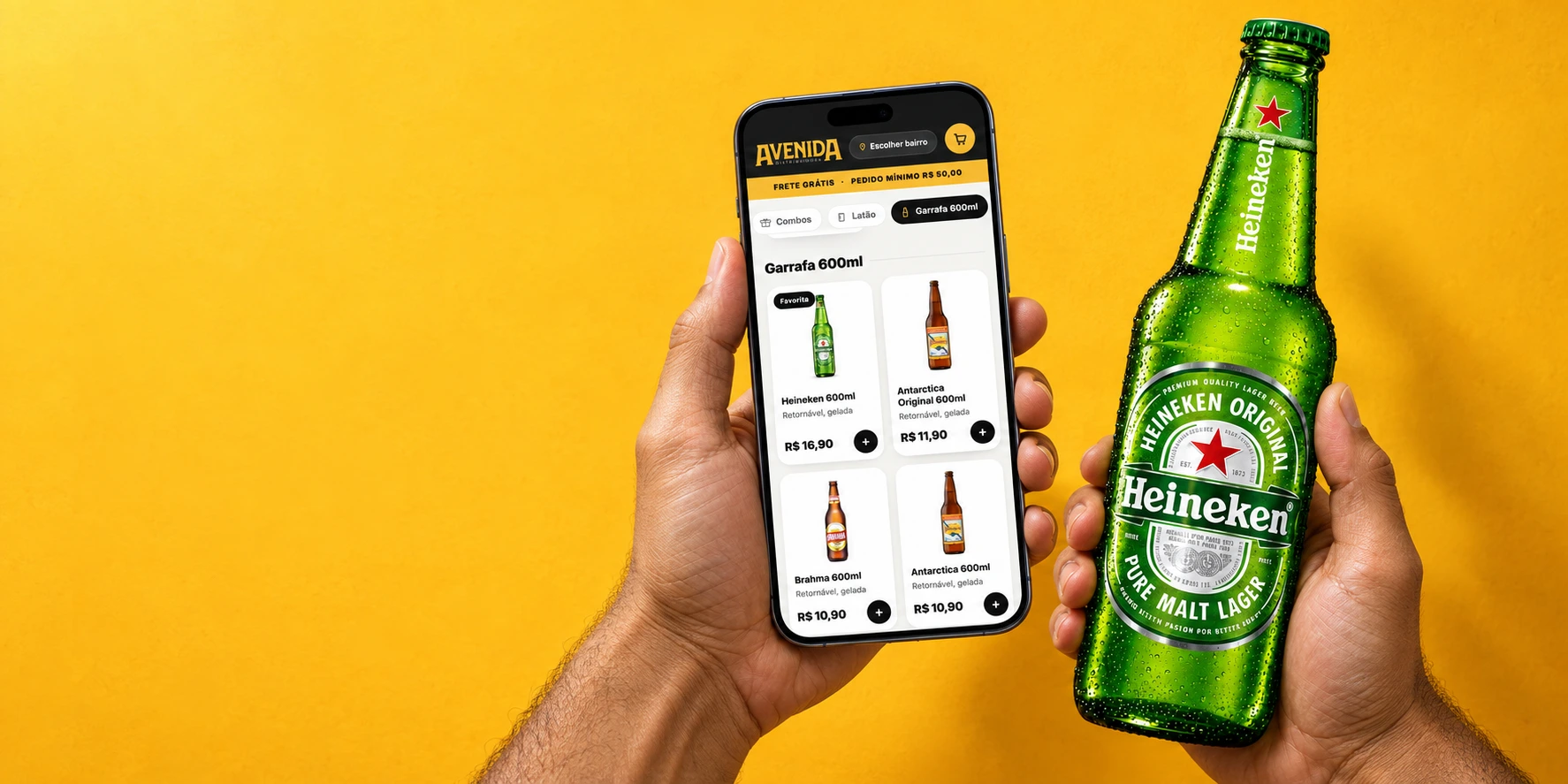 Uma mão segura o celular com o catálogo da Avenida; a outra segura uma Heineken gelada.