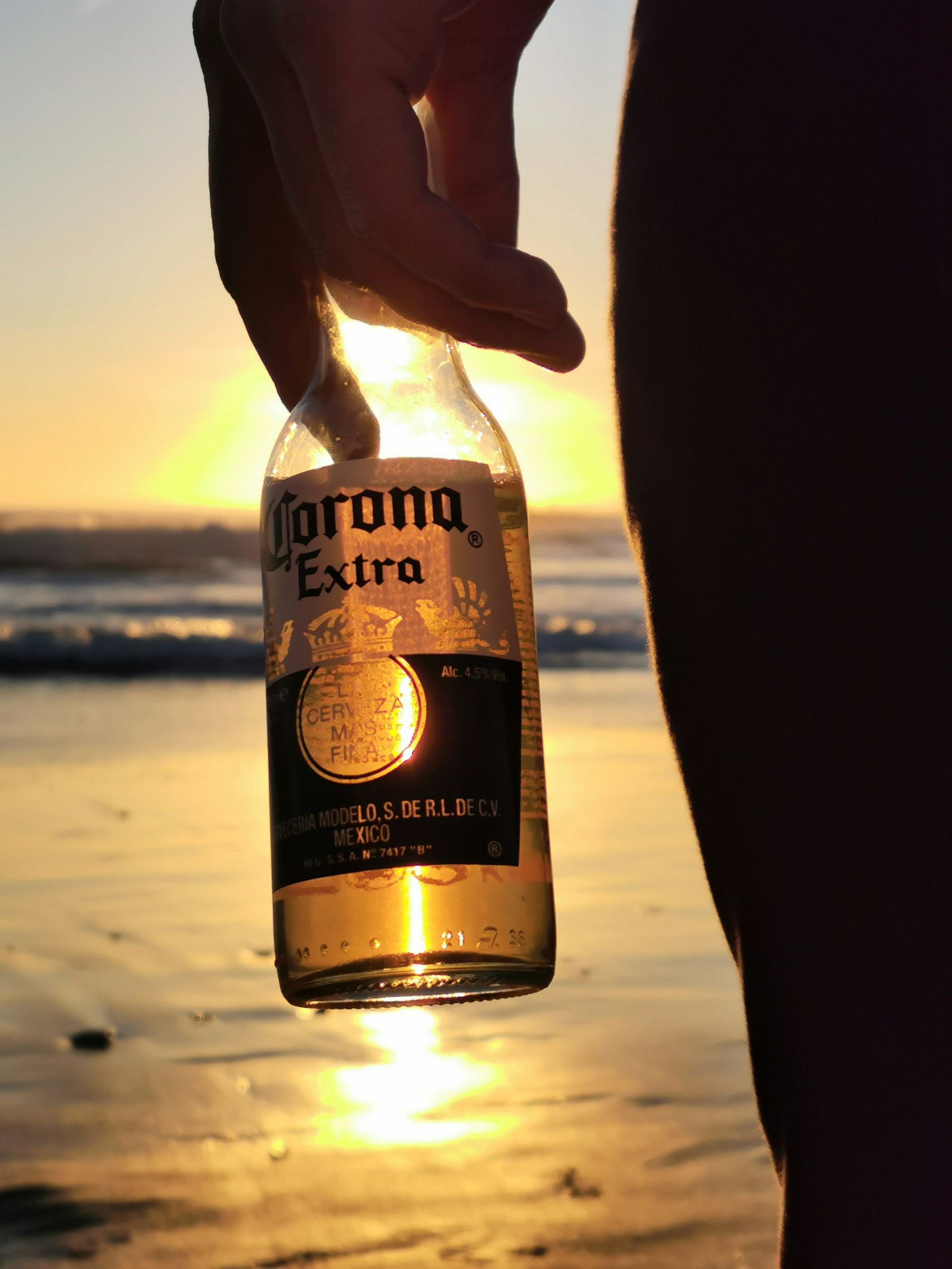 Cerveja gelada contra o sol na praia