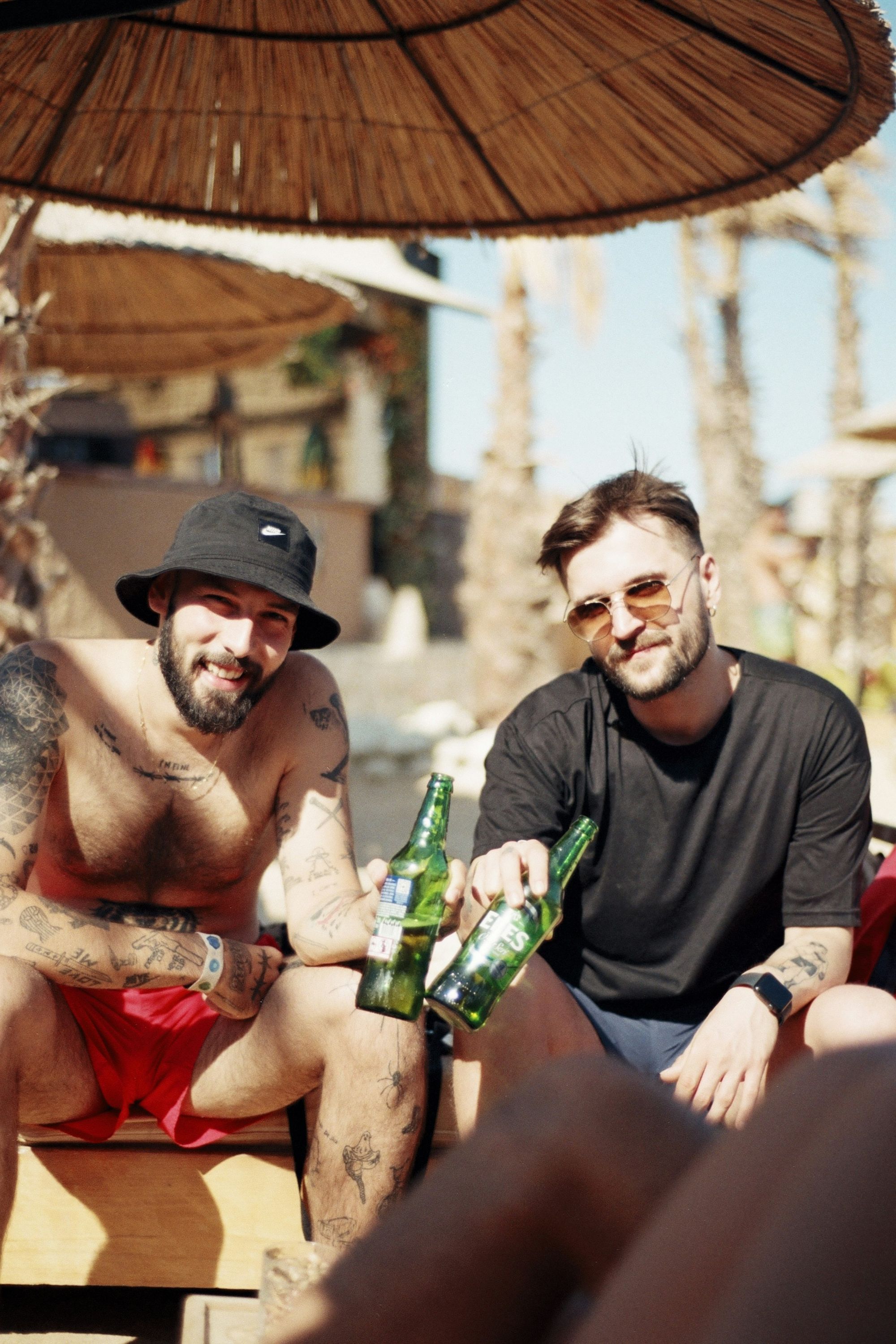 Amigos brindando no quiosque