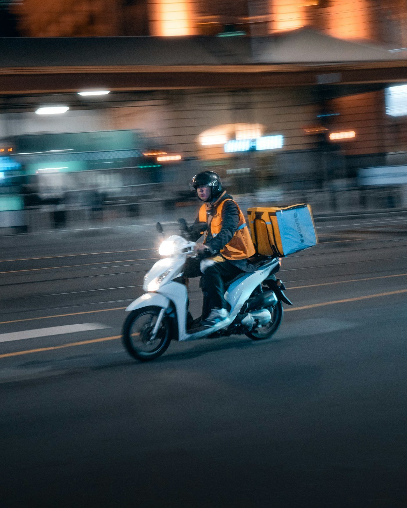 Entregador de moto levando o pedido