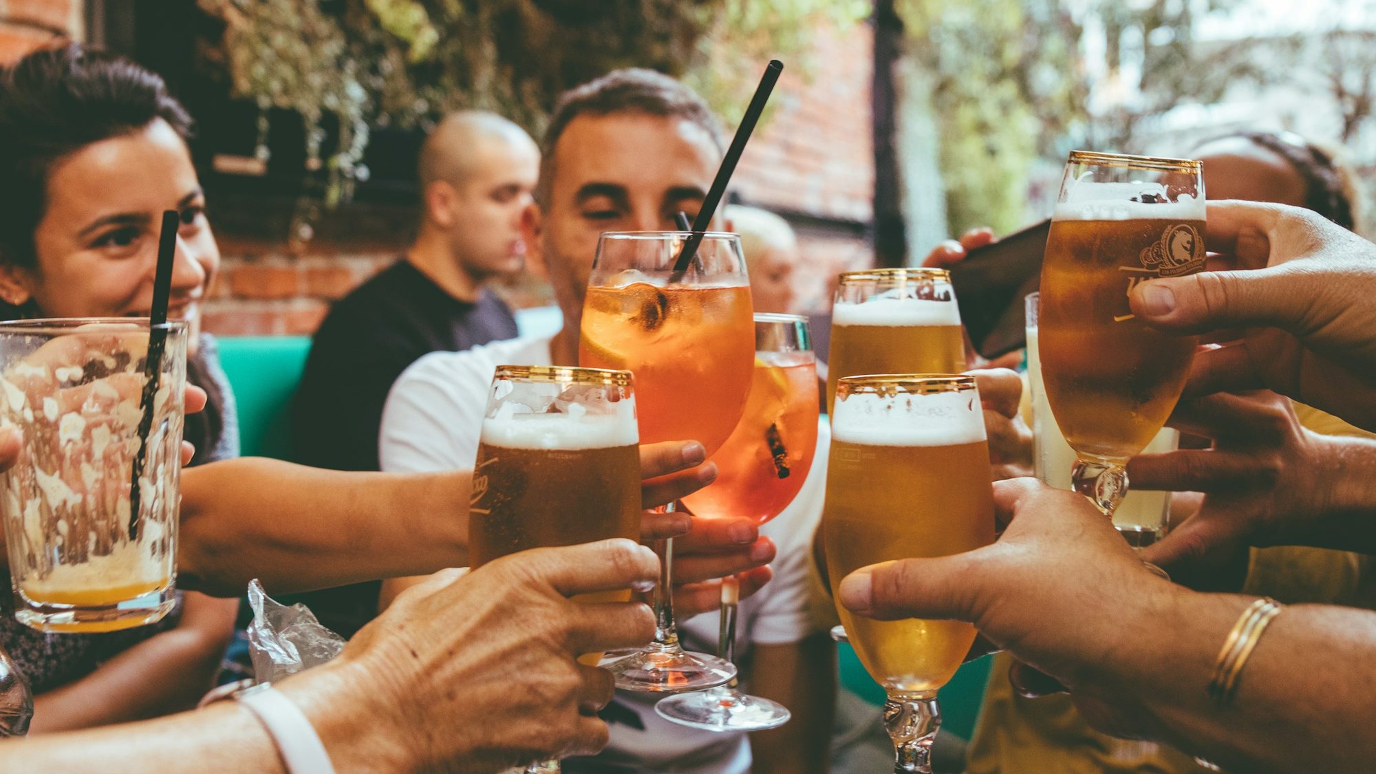Amigos brindando com cerveja gelada