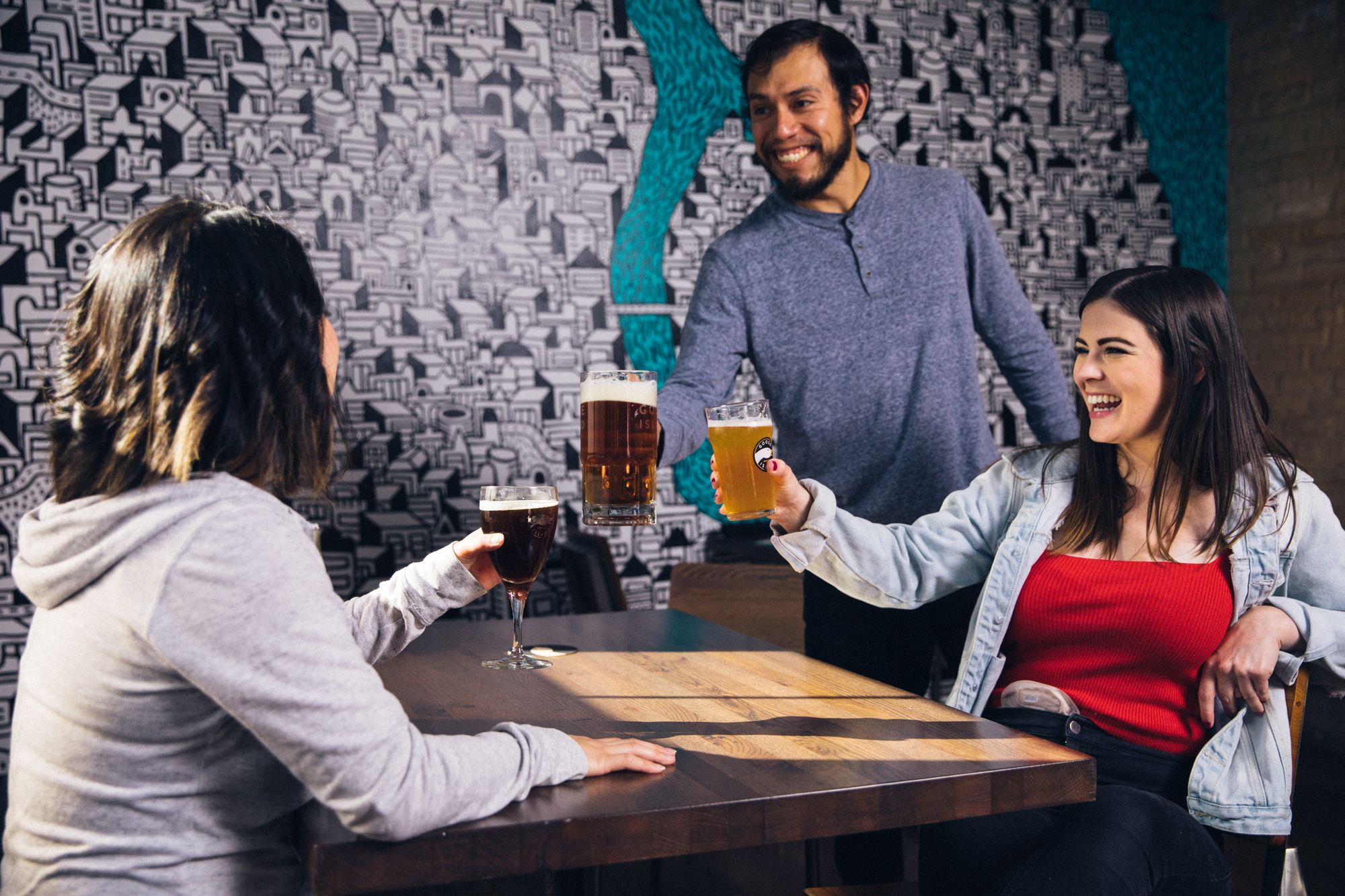 Amigos brindando com cerveja no bar — fotografia de ELEVATE