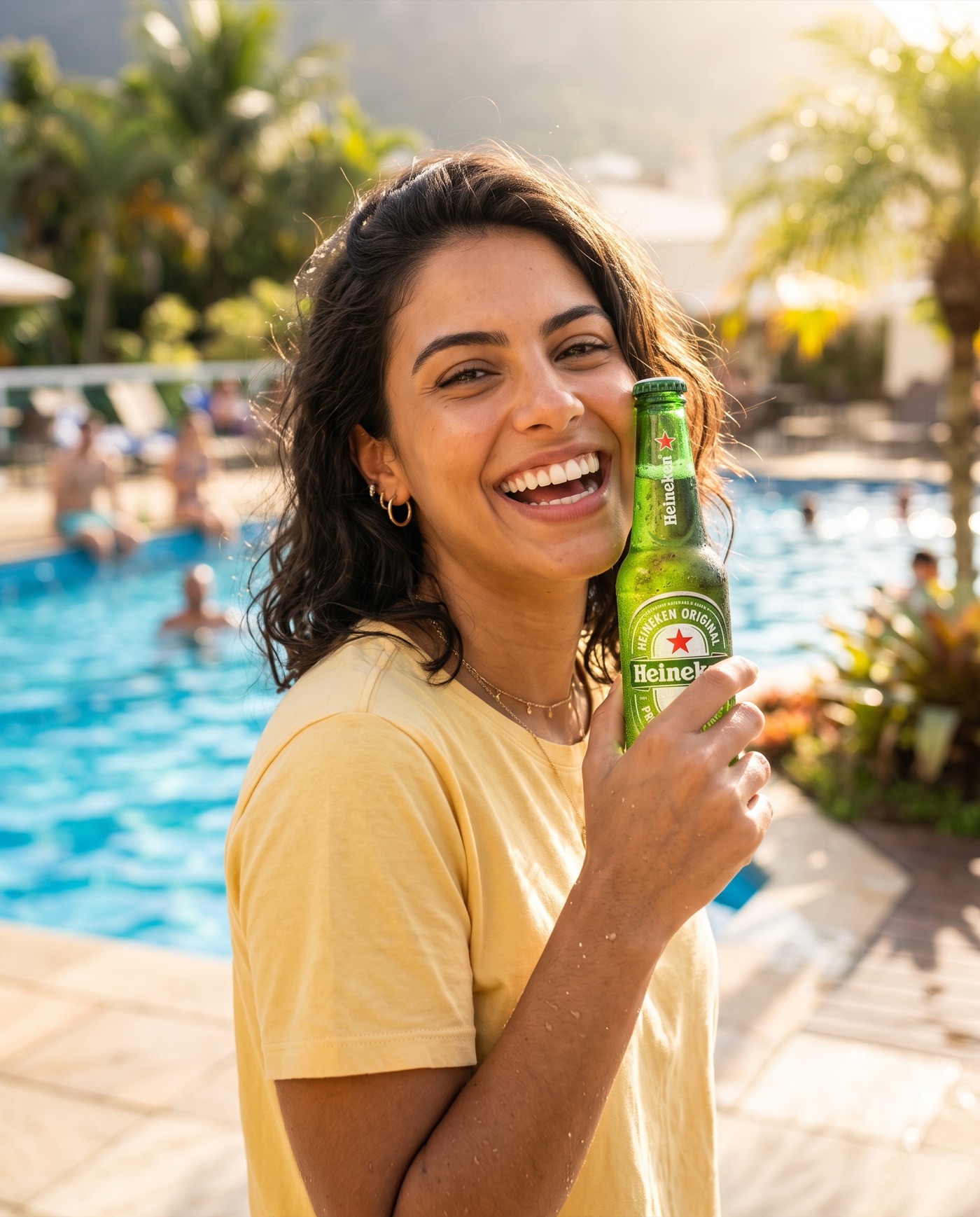 Cliente feliz com Heineken gelada na beira da piscina